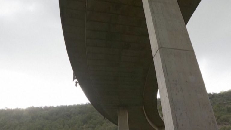 Güney Afrika'da otobüs köprüden düştü: En az 45 kişi öldü