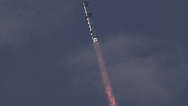 SpaceX'in Starship mega roketi, başarılı bir test uçuşunun ardından Dünya'ya dönüşünde ortadan kayboldu