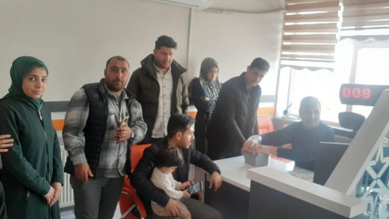 Kimlik kartlarını kaybeden seçmenler nüfus müdürlüklerine akın etti