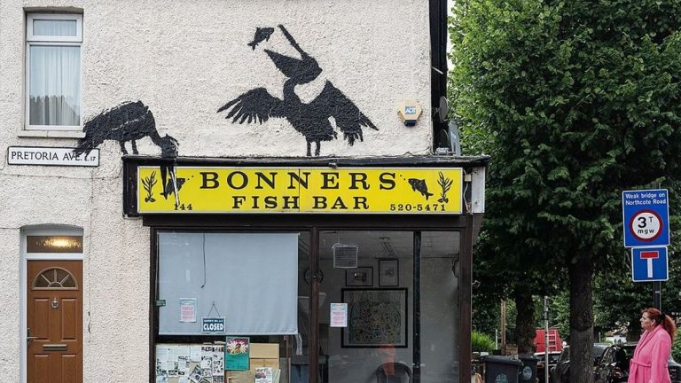 Banksy'den yeni sokak çalışması: Londra'daki restoranın üzerinde iki pelikan