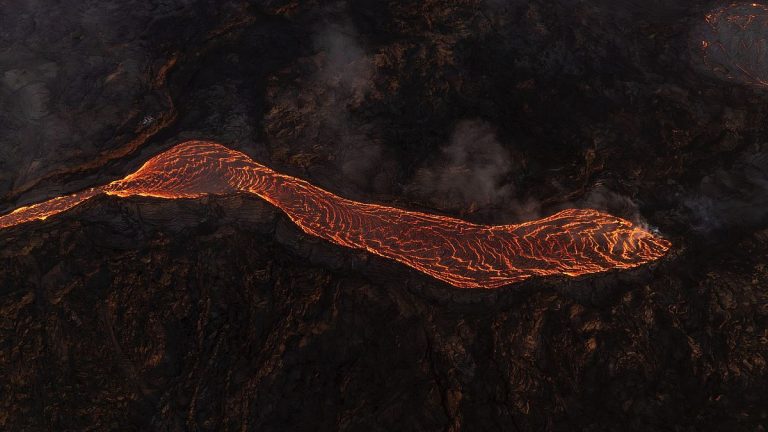 İzlanda'da yanardağ patlaması nedeniyle acil durum ilan edildi