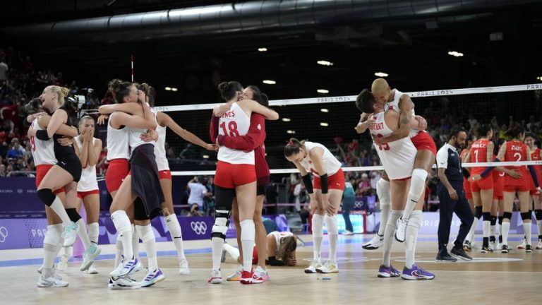 Paris 2024: Net'in Sultanları Çin'i yenerek yarı finale yükseldi