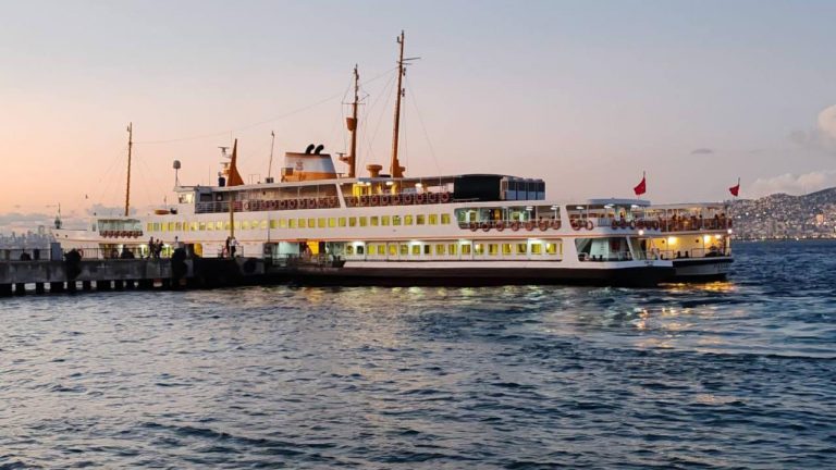 Dümeni sıkışan feribot yolcuları başka bir gemiye götürüldü