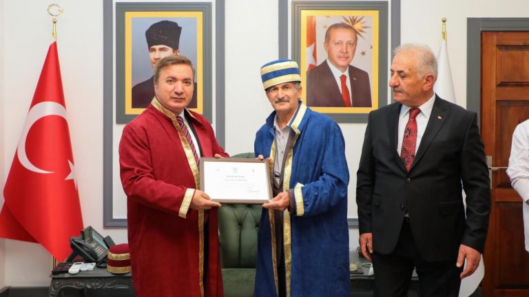 Erzincan’da 49 yıllık tecrübeye sahip elektrikçi “Yılın Başarısı” seçildi