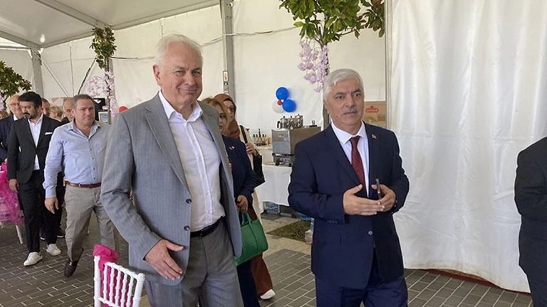 CHP’li Beykoz Belediyesi ise açılan ‘çarşı’nın Süleymancılar tarafından organize edildiğini inkar etmedi.