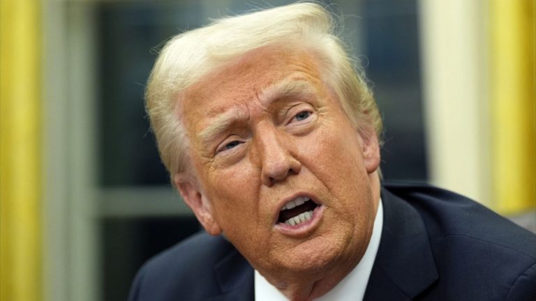 Trump, Hamas’ın Cumartesi gününe kadar rehineleri serbest bırakmazsa, yangının iptal edilmesi gerektiğini söyledi.