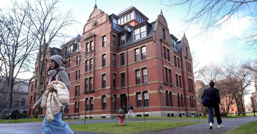 Harvard, yabancı öğrencilere yasak getiren Trump kararına dava açtı