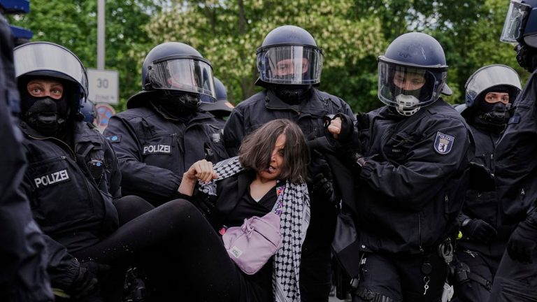 Berlin’deki pro -Palistin protestoları yaralanmalar ve tutuklamalarla sona erdi