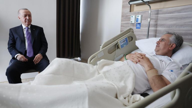 Cumhurbaşkanı Erdoğan’dan, Yalçın’a “geçmiş olsun” ziyareti