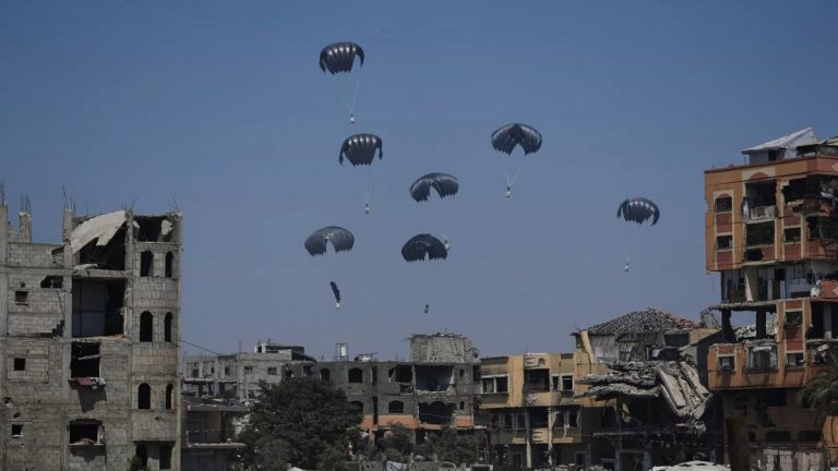 İnsani durumun ağırlaştığı Gazze’ye uçaklarla ek yardım sevkiyatı yapıldı