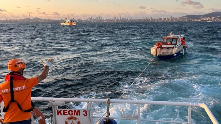 Heybeliada açıklarında sürüklenen tekne kurtarıldı