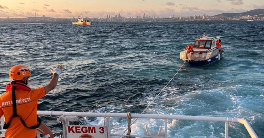 Heybeliada açıklarında sürüklenen tekne kurtarıldı