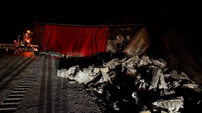 Samsun-Ankara kara yolunda tır şarampole devrildi