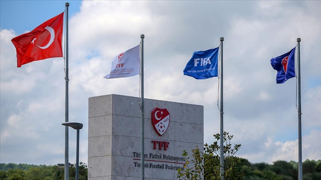 FIFA'dan aldığı ceza ile şampiyonanın dibine demir atan eski Süper Lig takımı, tüm oyunları kazansa bile 1 puan almayacak ... 2