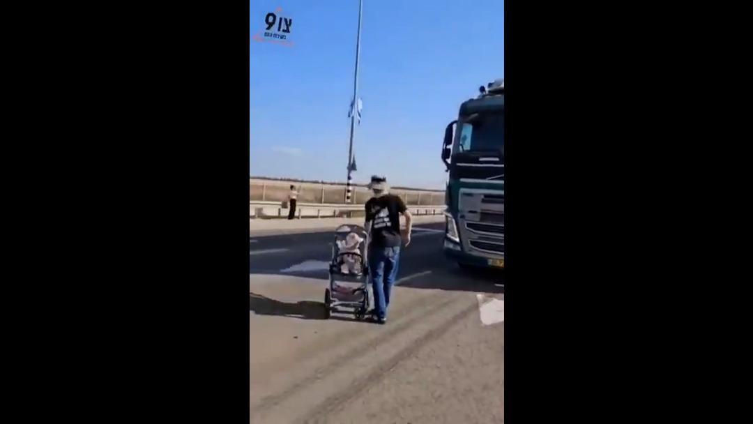 İnanılmaz görüntü! İsrail çocukları da vahşet aracı olarak kullandı: Kamyonun önünü kestiler... 3