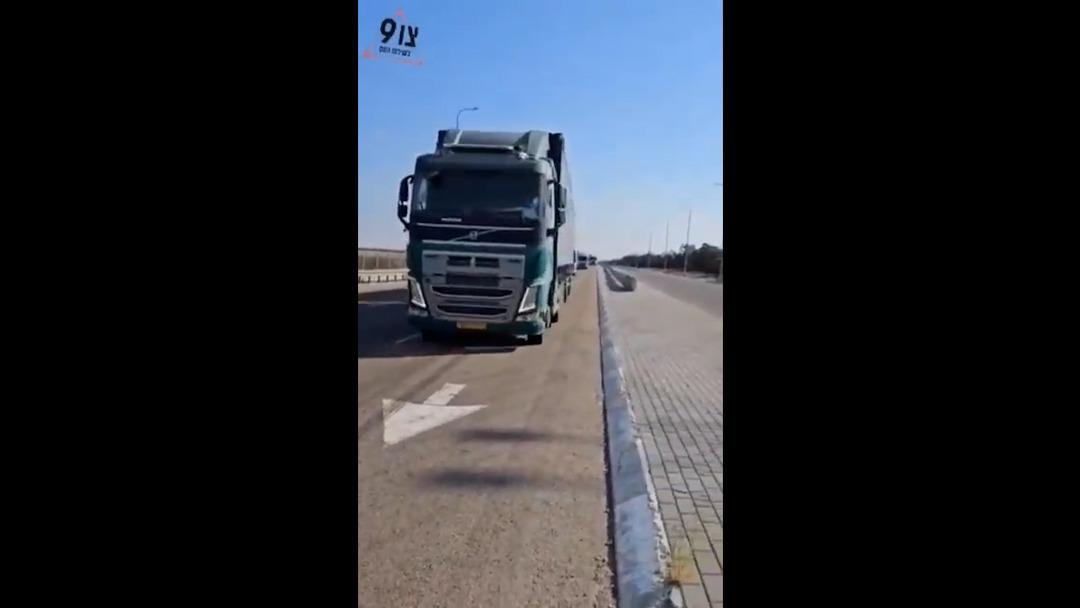 İnanılmaz görüntü! İsrail çocukları da vahşet aracı olarak kullandı: Kamyonun önünü kestiler... 4