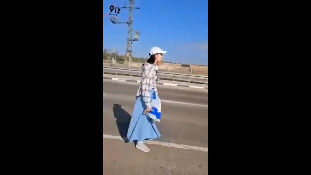 İnanılmaz görüntü! İsrail çocukları da vahşet aracı olarak kullandı: Kamyonun önünü kestiler... 2