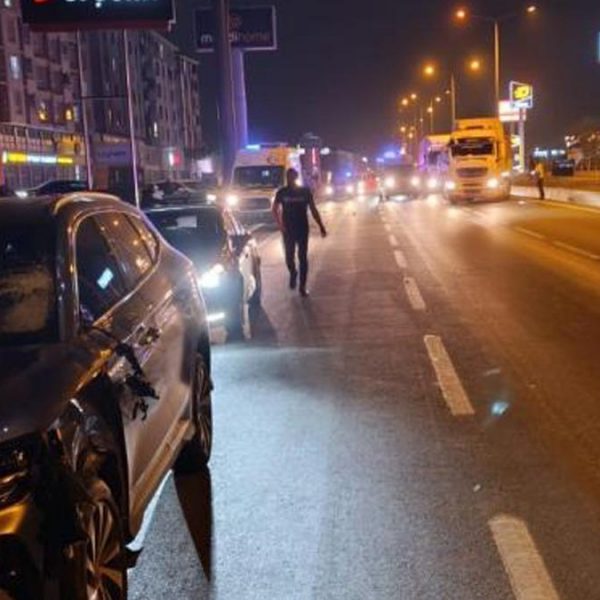 Yolun karşısına geçmeye çalışan 2 kadına otomobil çarptı: 1 ölü, 1 ağır yaralı