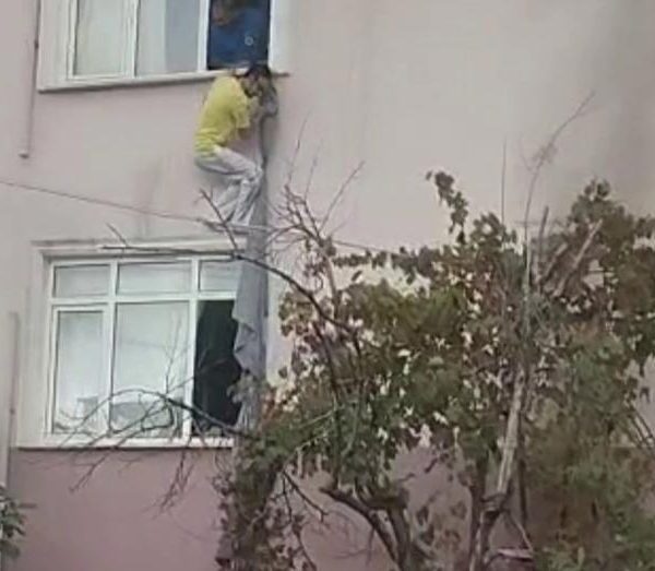 İşçi yurduna yangın: Camdan çarşafla kaçtılar!