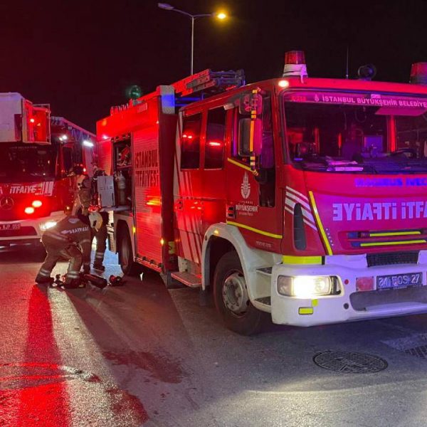 İstanbul’da 27 katlı otelde korkutan yangın: 4 kişi hastaneye kaldırıldı! – Son Dakika Türkiye Haberleri